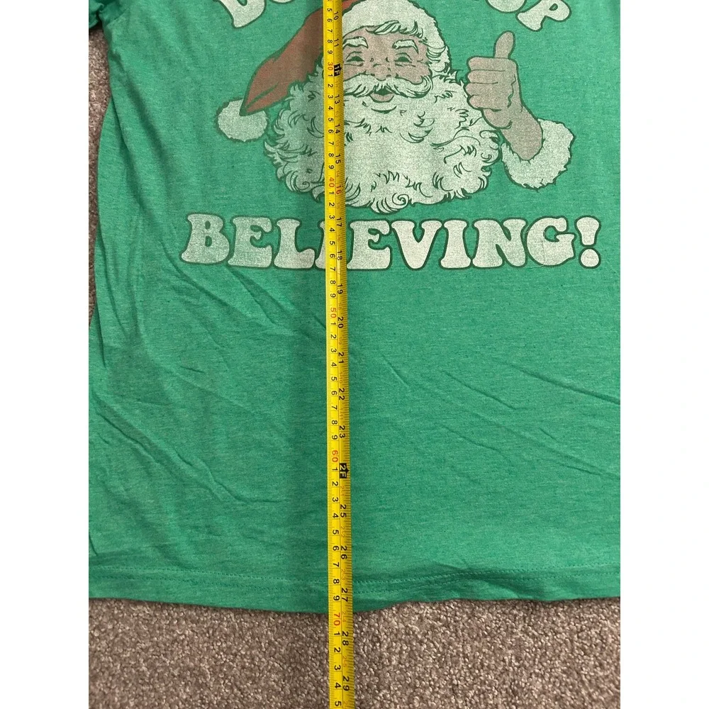 Vintage T-Shirt Mens Medium Green Excellent Santa Don't Stop Believing‎ Graphic